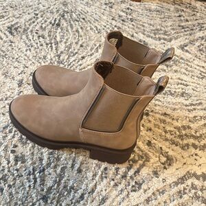 Women’s 8.5 Chelsea Style Boots.
